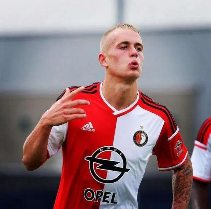 欧超杯加时末段再迎强敌，费耶诺德再遭质疑，主帅态度——管理层满意，球队文化再被提及的简单介绍